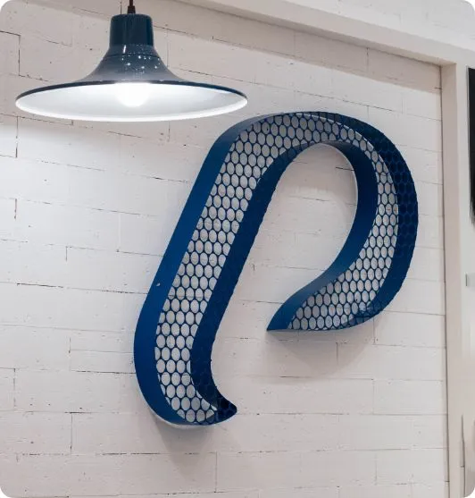 Detalhes metálicos Loja Pegada